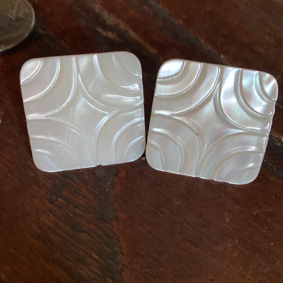 Vintage mother of pearl square post earrings - Picture 1 of 4